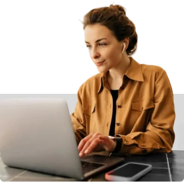 foto de uma mulher mexendo em um notebook