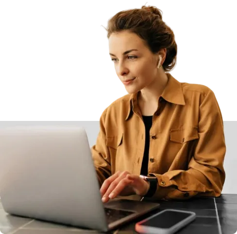 foto de uma mulher mexendo em um notebook